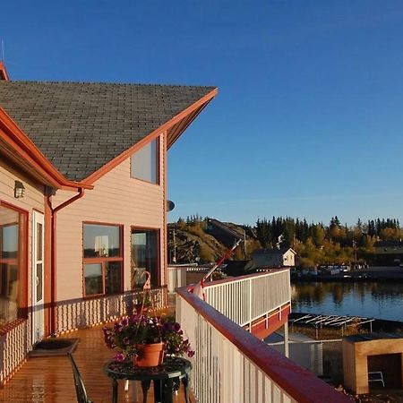 Aurora Bayside Inn Йеллоунайф Экстерьер фото