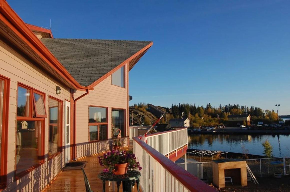 Aurora Bayside Inn Йеллоунайф Экстерьер фото