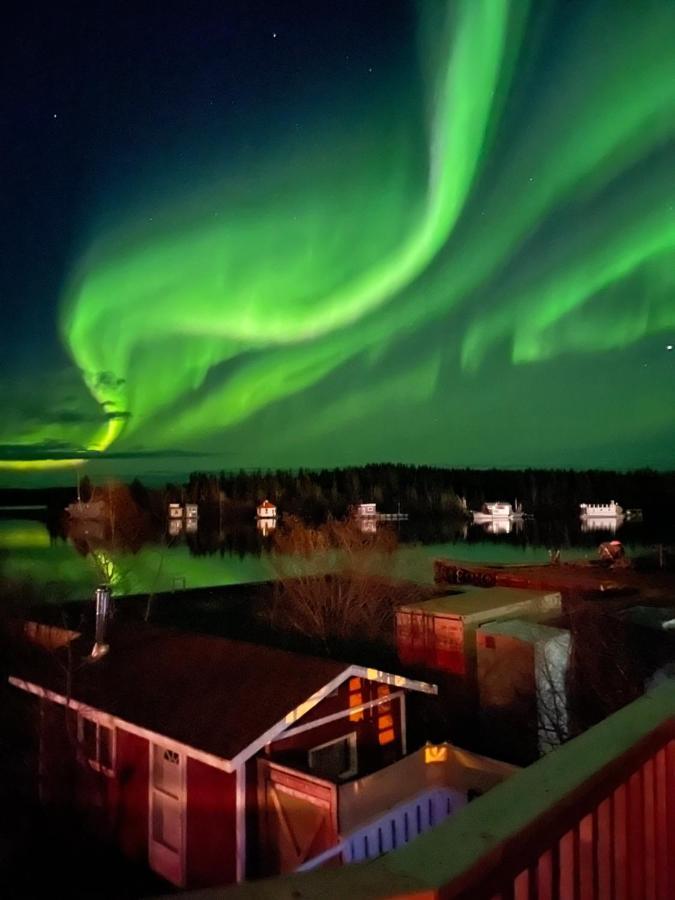Aurora Bayside Inn Йеллоунайф Экстерьер фото