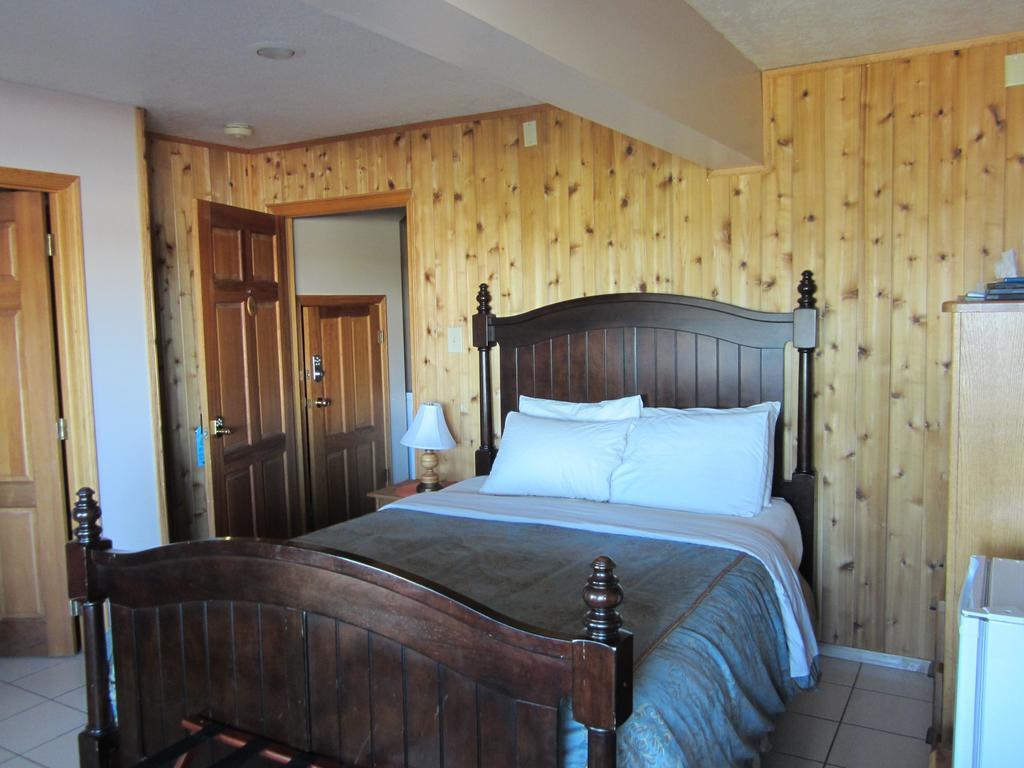 Aurora Bayside Inn Йеллоунайф Номер фото